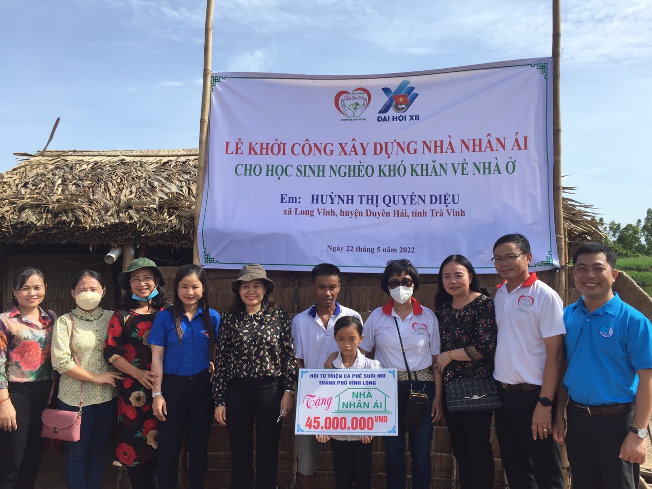 Hội từ thiện Cafe suối mơ tỉnh Vĩnh Long tặng quà cho học sinh nghèo, hiếu học tại xã Long Vĩnh, huyện Duyên Hải