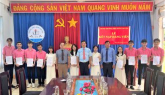 Chi bộ Trường THPT Trần Cao Vân, huyện Chư Sêtỉnh Gia Lai kết nạp 11 học sinh vào Đảng