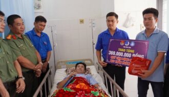 Vĩnh Long: Trao huy hiệu “Tuổi trẻ dũng cảm” và 369 triệu đồng hỗ trợ cho Đại úy Trần Hoàng Ngôi