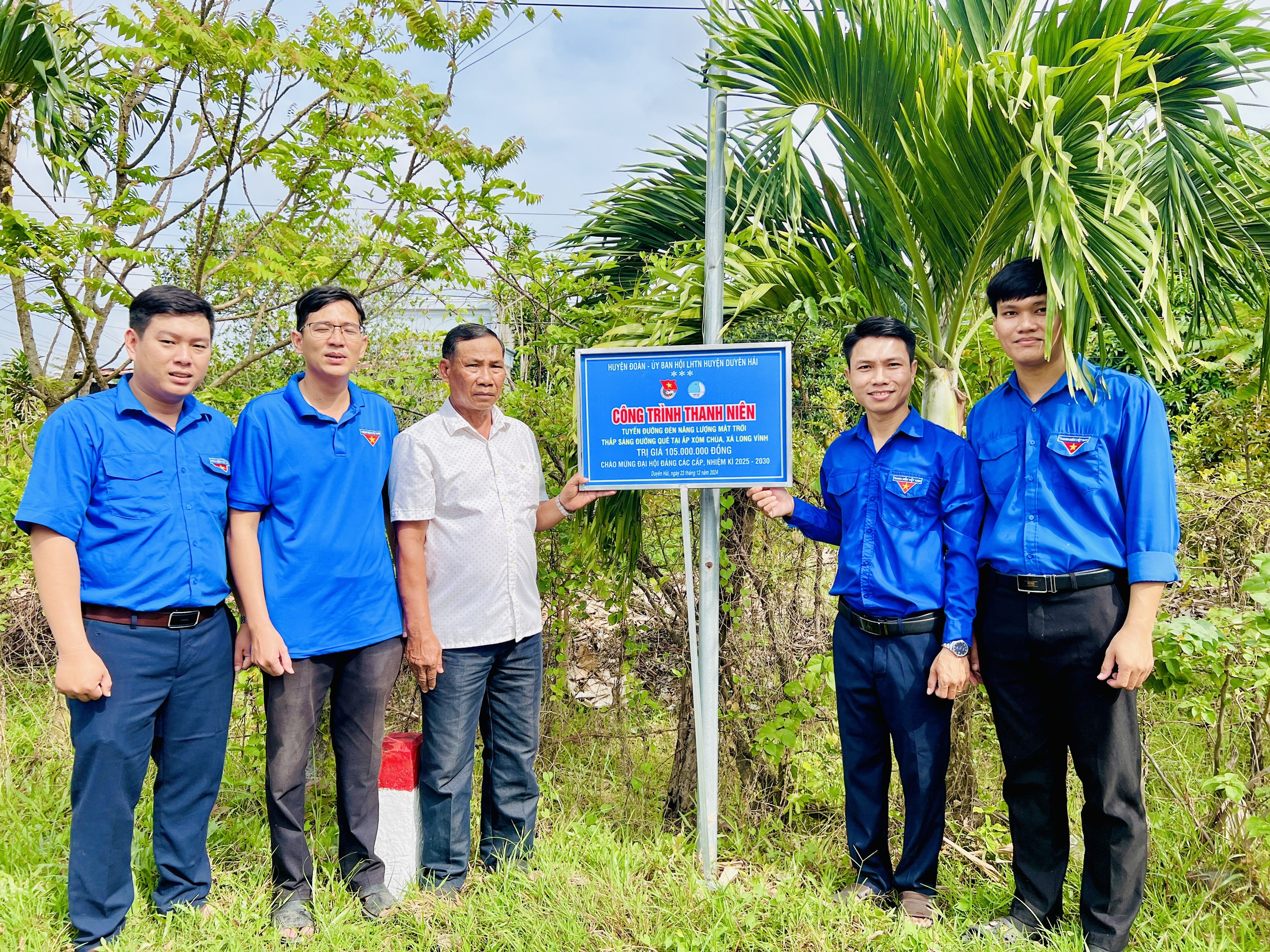 ĐOÀN THANH NIÊN – HỘI LHTN VIỆT NAM HUYỆN DUYÊN HẢI BÀN GIAO CÔNG TRÌNH THANH NIÊN “TUYẾN ĐƯỜNG ĐÈN NĂNG LƯỢNG MẶT TRỜI THẮP SÁNG ĐƯỜNG QUÊ TẠI ẤP XÓM CHÙA, XÃ LONG VĨNH CHÀO MỪNG ĐẠI HỘI ĐẢNG BỘ CÁC CẤP NHIỆM KỲ 2025 – 2030”