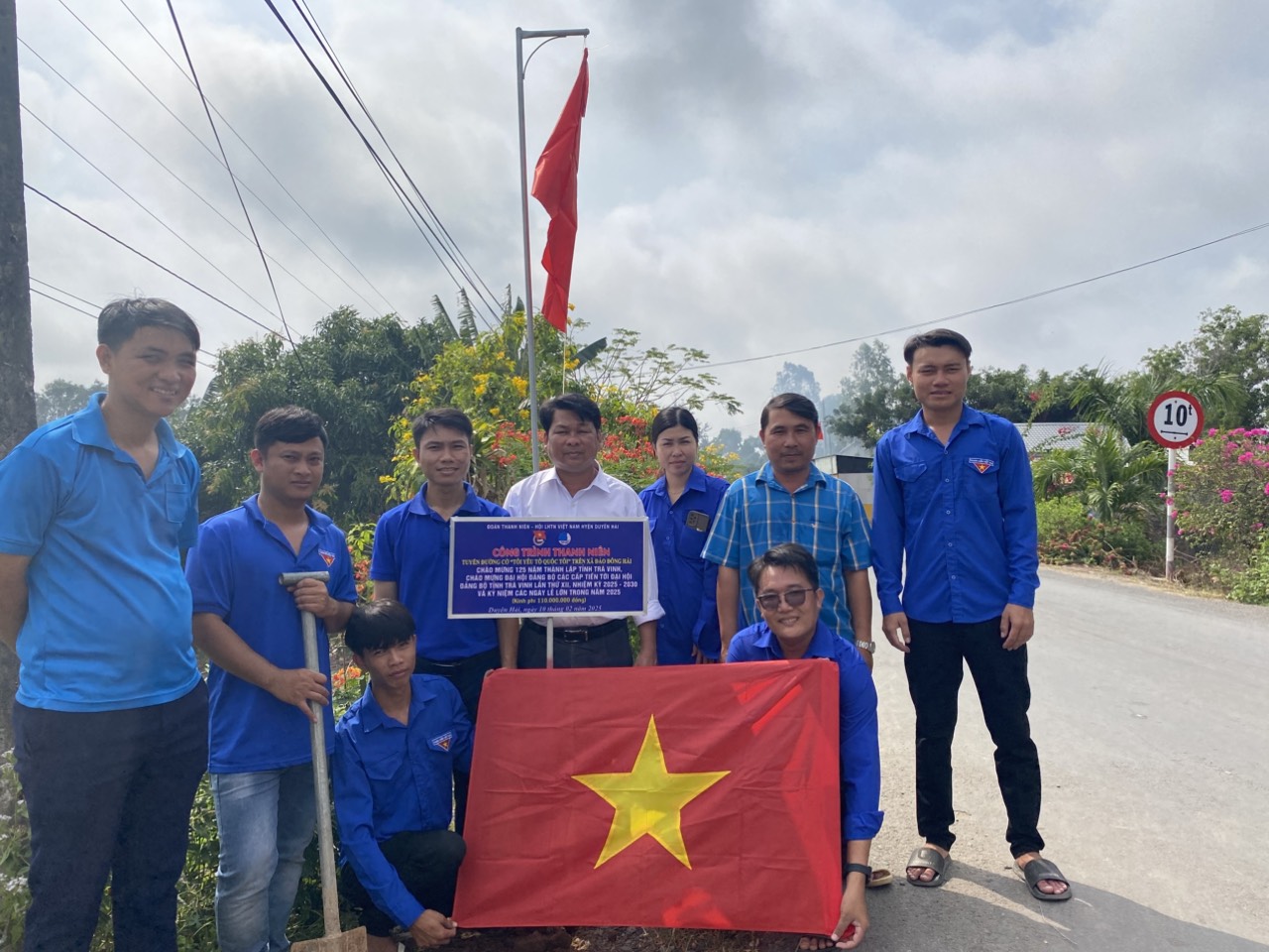 ĐOÀN THANH NIÊN – HỘI LHTN VIỆT NAM HUYỆN DUYÊN HẢI BÀN GIAO CÔNG TRÌNH THANH NIÊN TUYẾN ĐƯỜNG CỜ “TÔI YÊU TỔ QUỐC TÔI” TRÊN XÃ ĐẢO ĐÔNG HẢI