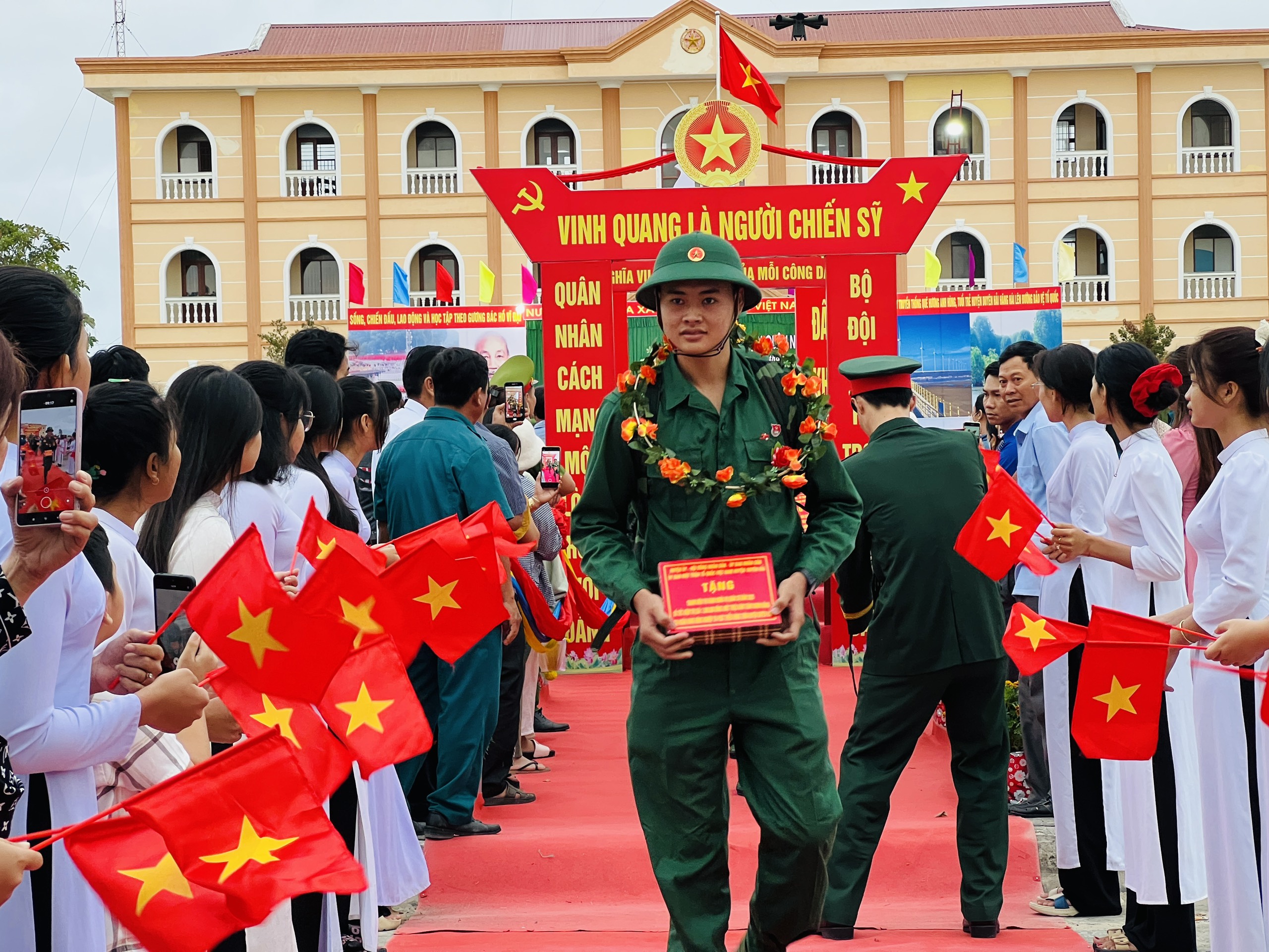 ĐOÀN THANH NIÊN HUYỆN DUYÊN HẢI PHỐI HỢP VỚI HỘI ĐỒNG NGHĨA VỤ QUÂN SỰ HUYỆN TỔ CHỨC LỄ GIAO NHẬN QUÂN NĂM 2025.