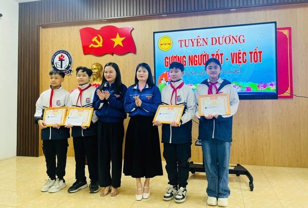 Tuyên dương nhóm học sinh ở Thanh Hóa nhặt được bọc tiền trả lại người đánh mất